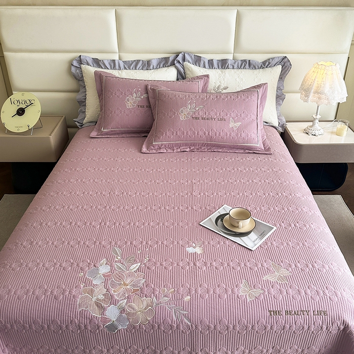 91家纺网 家纺一手货源 找家纺 紫碧螺家纺 2025新款全棉水洗绣花欧式床盖 千黛紫