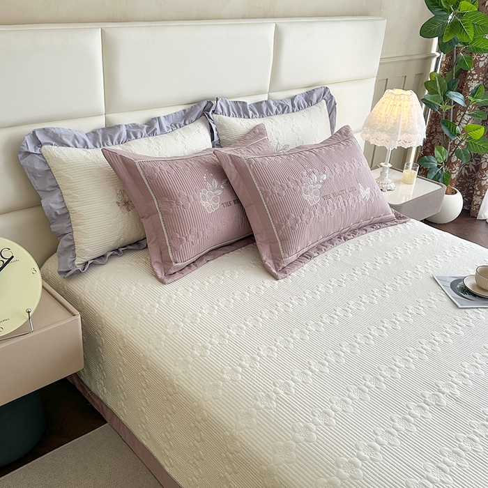 91家纺网 家纺一手货源 找家纺 紫碧螺家纺 2025新款全棉水洗绣花欧式床盖 奶昔-紫边