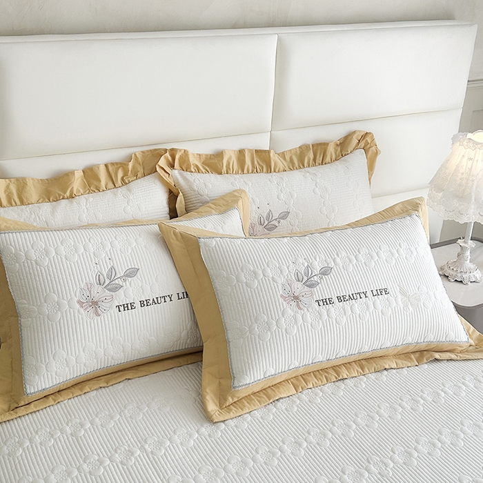 91家纺网 家纺一手货源 找家纺 紫碧螺家纺 2025新款全棉水洗绣花欧式床盖 奶昔-黄边