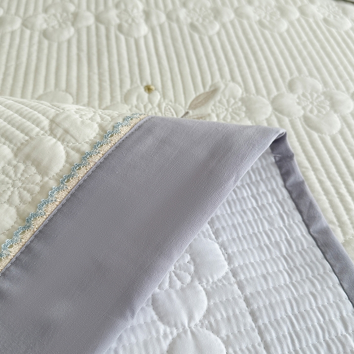 91家纺网 家纺一手货源 找家纺 紫碧螺家纺 2025新款全棉水洗绣花欧式床盖 奶昔-灰边