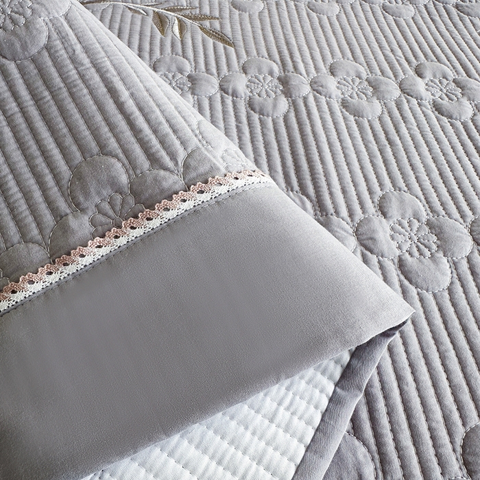 91家纺网 家纺一手货源 找家纺 紫碧螺家纺 2025新款全棉水洗绣花欧式床盖 蔚蓝