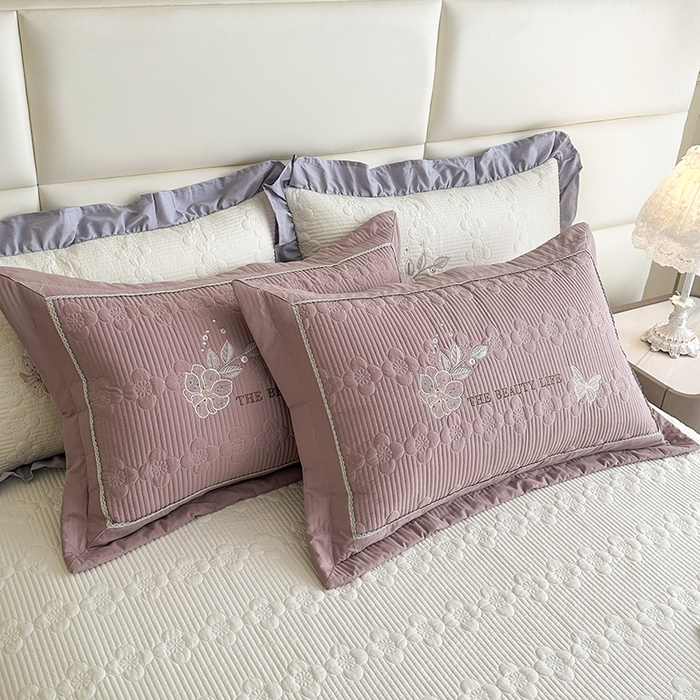 91家纺网 家纺一手货源 找家纺 紫碧螺家纺 2025新款全棉水洗绣花欧式床盖 奶昔-紫边