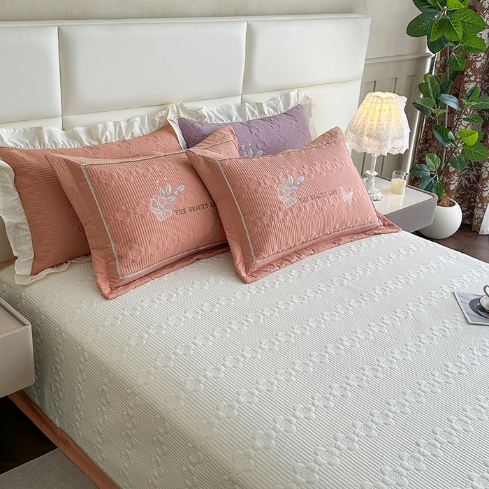 91家纺网 家纺一手货源 找家纺 紫碧螺家纺 2025新款全棉水洗绣花欧式床盖 奶昔-橙边