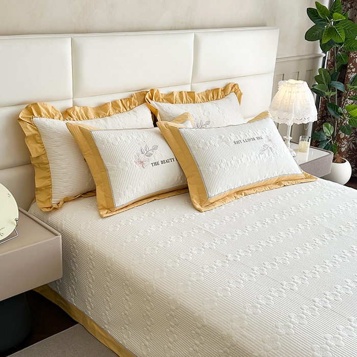 91家纺网 家纺一手货源 找家纺 紫碧螺家纺 2025新款全棉水洗绣花欧式床盖 奶昔-黄边