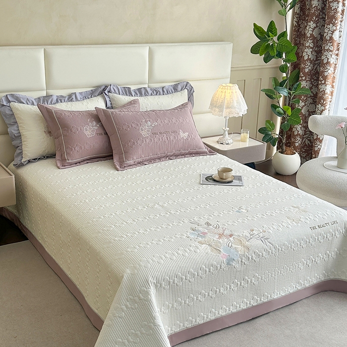 91家纺网 家纺一手货源 找家纺 紫碧螺家纺 2025新款全棉水洗绣花欧式床盖 奶昔-紫边