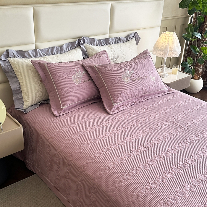 91家纺网 家纺一手货源 找家纺 紫碧螺家纺 2025新款全棉水洗绣花欧式床盖 千黛紫