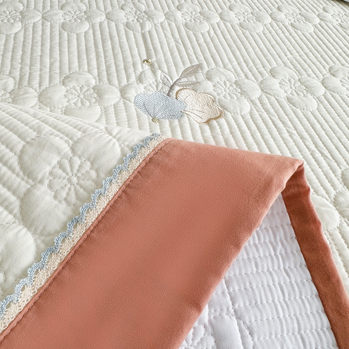 91家纺网 家纺一手货源 找家纺 紫碧螺家纺 2025新款全棉水洗绣花欧式床盖 奶昔-橙边