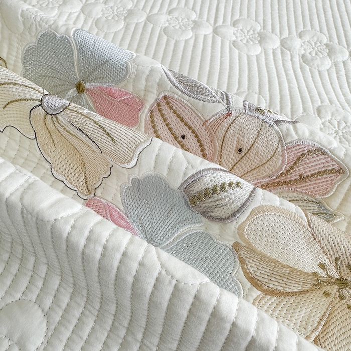 91家纺网 家纺一手货源 找家纺 紫碧螺家纺 2025新款全棉水洗绣花欧式床盖 奶昔-灰边