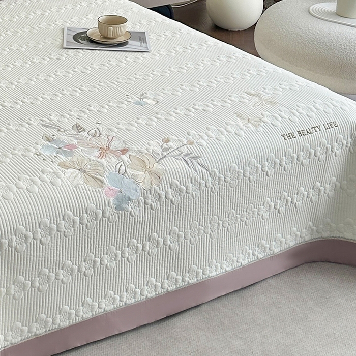 91家纺网 家纺一手货源 找家纺 紫碧螺家纺 2025新款全棉水洗绣花欧式床盖 奶昔-紫边