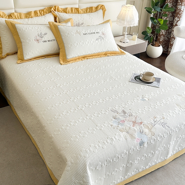 91家纺网 家纺一手货源 找家纺 紫碧螺家纺 2025新款全棉水洗绣花欧式床盖 奶昔-黄边