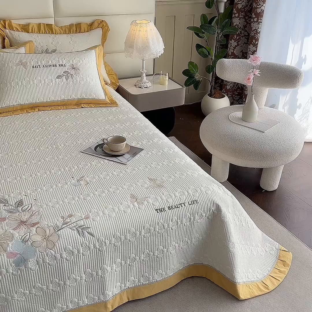 91家纺网 家纺一手货源 找家纺 紫碧螺家纺 2025新款全棉水洗绣花欧式床盖 奶昔-黄边