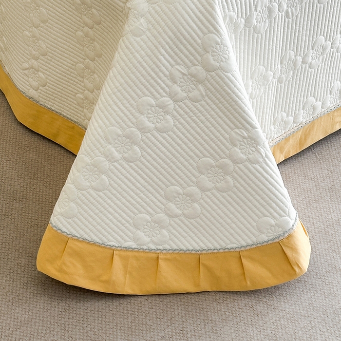 91家纺网 家纺一手货源 找家纺 紫碧螺家纺 2025新款全棉水洗绣花欧式床盖 奶昔-黄边