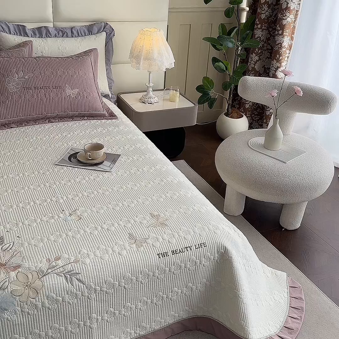 91家纺网 家纺一手货源 找家纺 紫碧螺家纺 2025新款全棉水洗绣花欧式床盖 奶昔-紫边