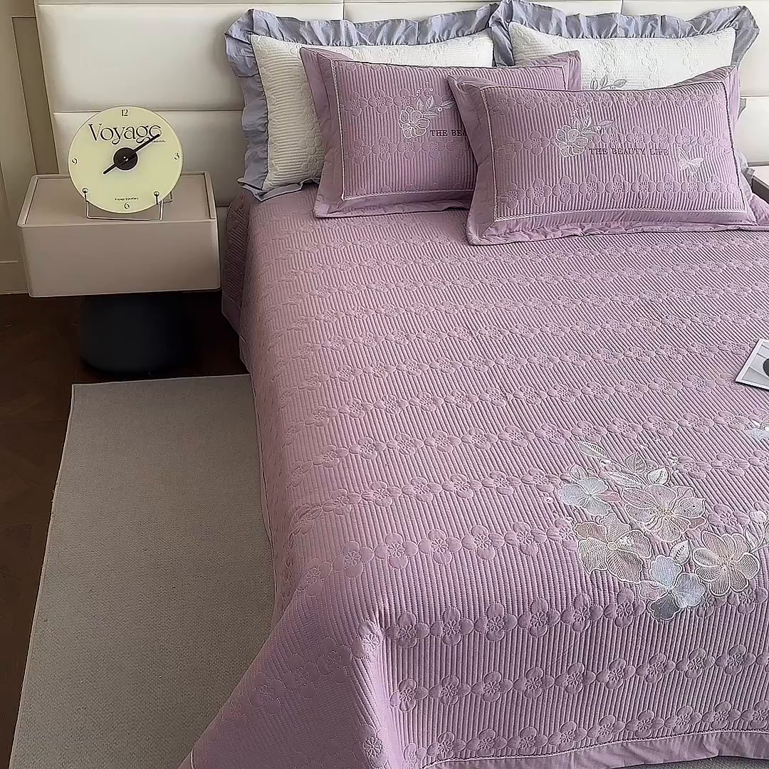 91家纺网 家纺一手货源 找家纺 紫碧螺家纺 2025新款全棉水洗绣花欧式床盖 千黛紫