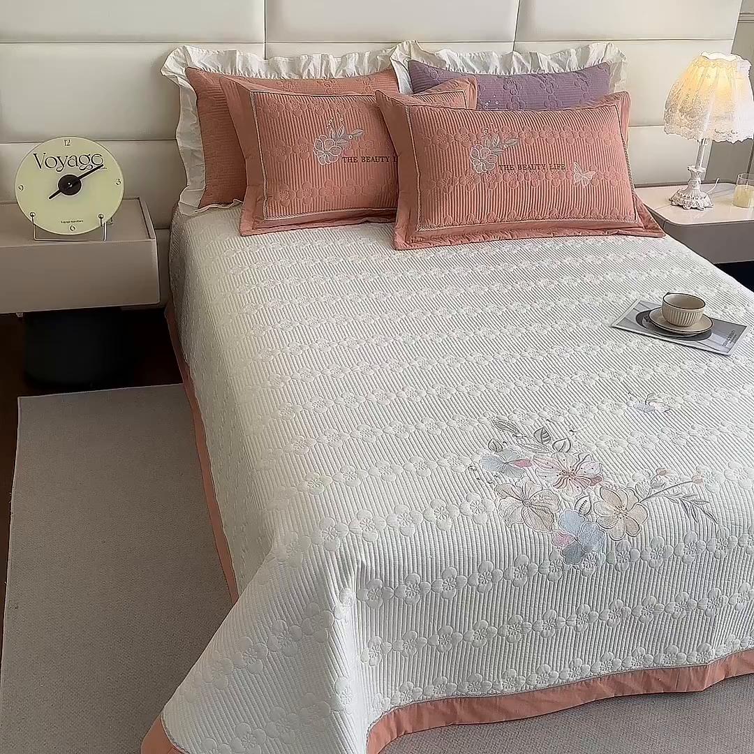 91家纺网 家纺一手货源 找家纺 紫碧螺家纺 2025新款全棉水洗绣花欧式床盖 奶昔-橙边