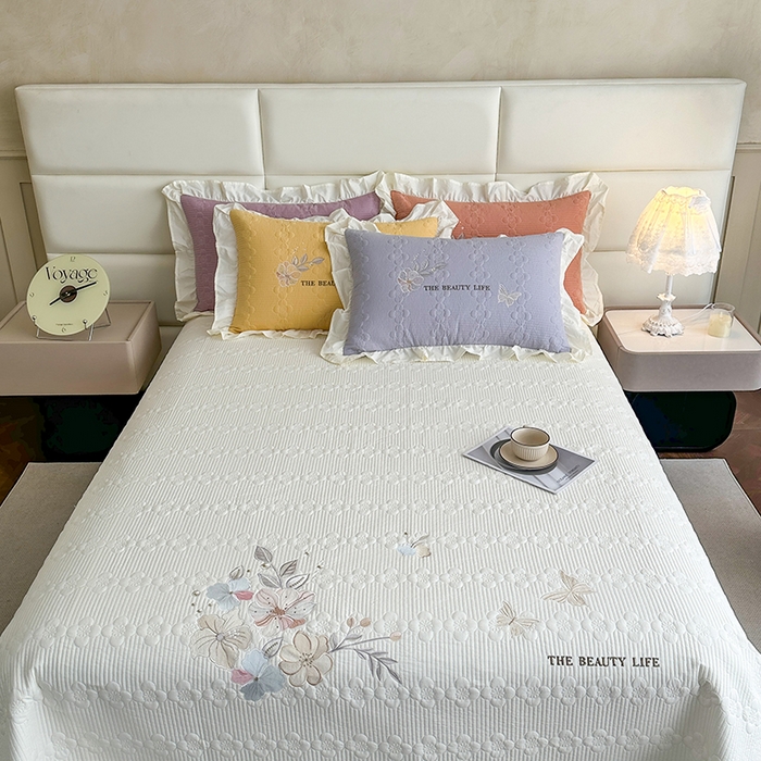 91家纺网 家纺一手货源 找家纺 紫碧螺家纺 2025新款全棉水洗绣花欧式床盖 奶昔-白边