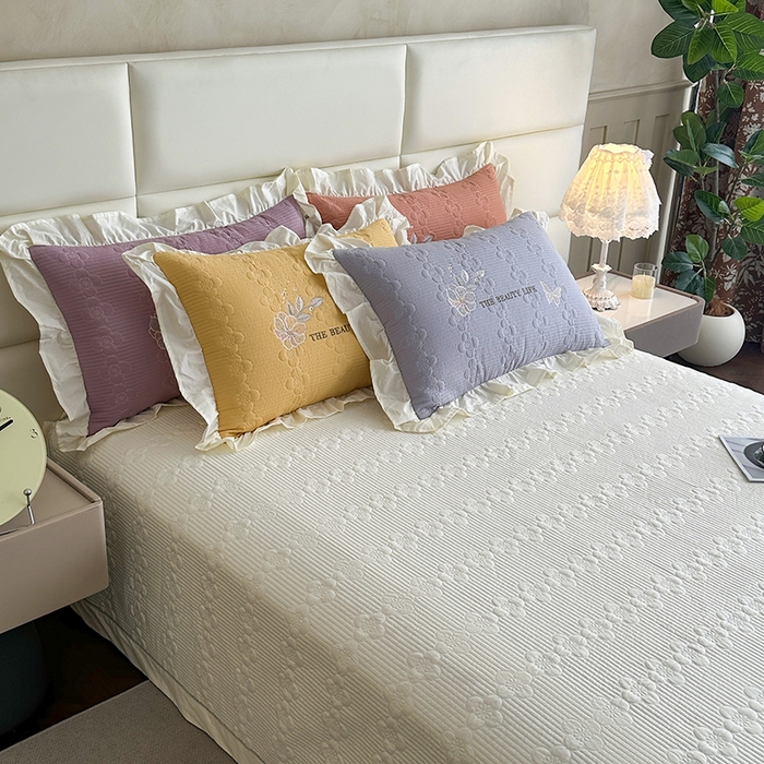 91家纺网 家纺一手货源 找家纺 紫碧螺家纺 2025新款全棉水洗绣花欧式床盖 奶昔-白边