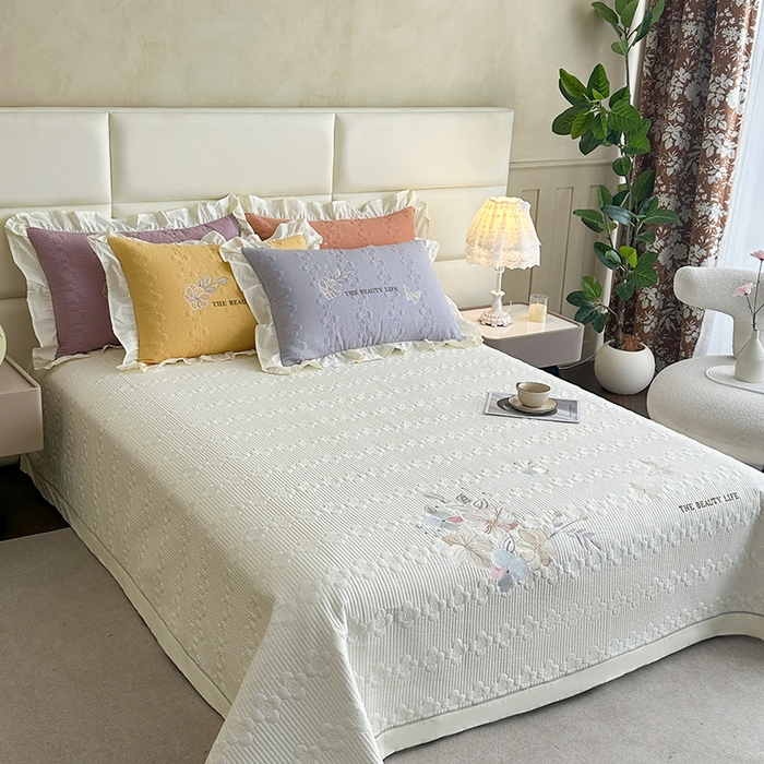 91家纺网 家纺一手货源 找家纺 紫碧螺家纺 2025新款全棉水洗绣花欧式床盖 奶昔-白边