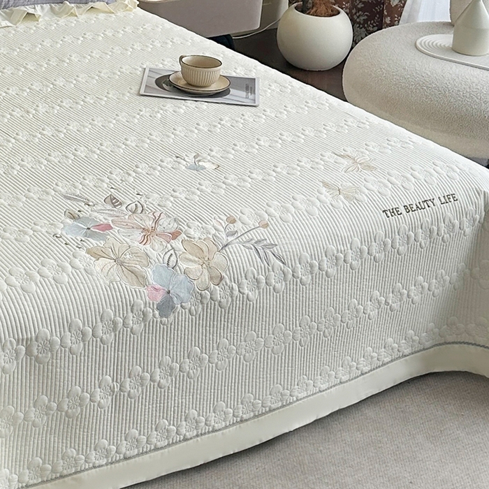 91家纺网 家纺一手货源 找家纺 紫碧螺家纺 2025新款全棉水洗绣花欧式床盖 奶昔-白边