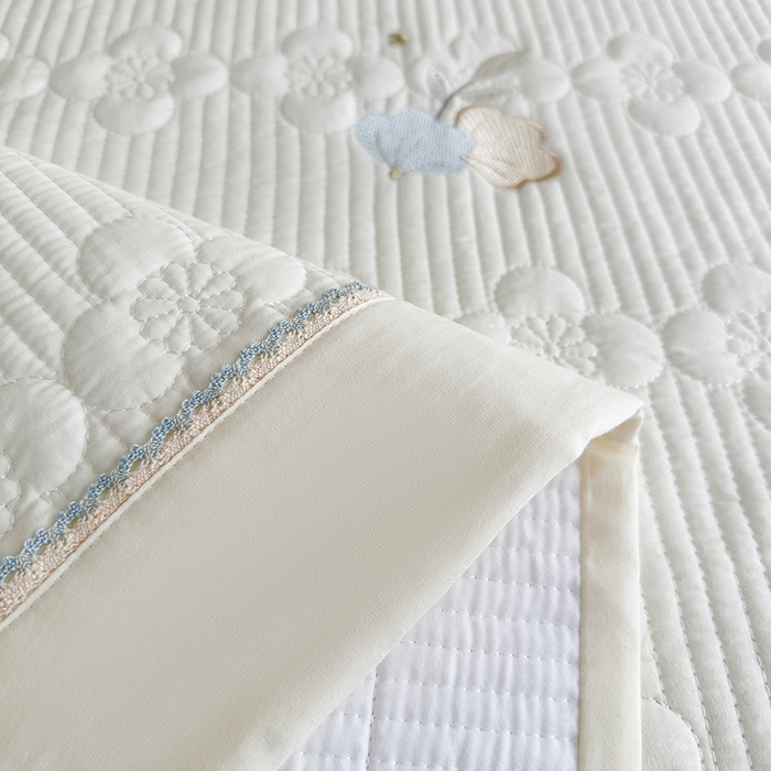 91家纺网 家纺一手货源 找家纺 紫碧螺家纺 2025新款全棉水洗绣花欧式床盖 奶昔-白边