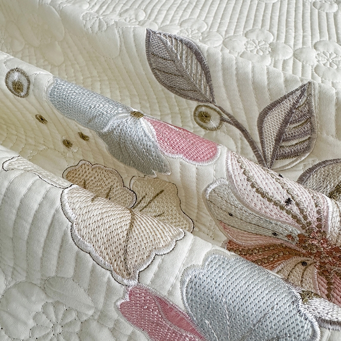 91家纺网 家纺一手货源 找家纺 紫碧螺家纺 2025新款全棉水洗绣花欧式床盖 奶昔-白边