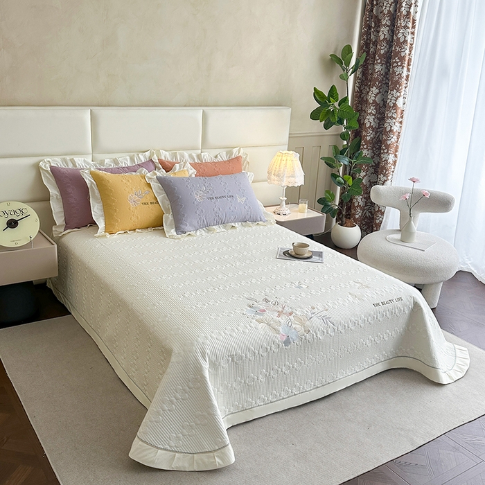 91家纺网 家纺一手货源 找家纺 紫碧螺家纺 2025新款全棉水洗绣花欧式床盖 奶昔-白边