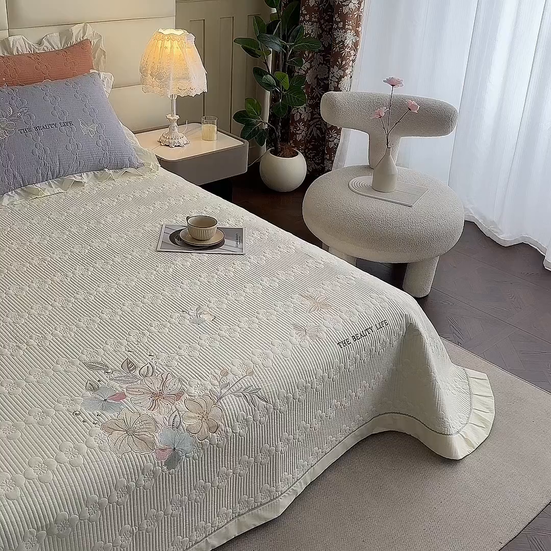 91家纺网 家纺一手货源 找家纺 紫碧螺家纺 2025新款全棉水洗绣花欧式床盖 奶昔-白边