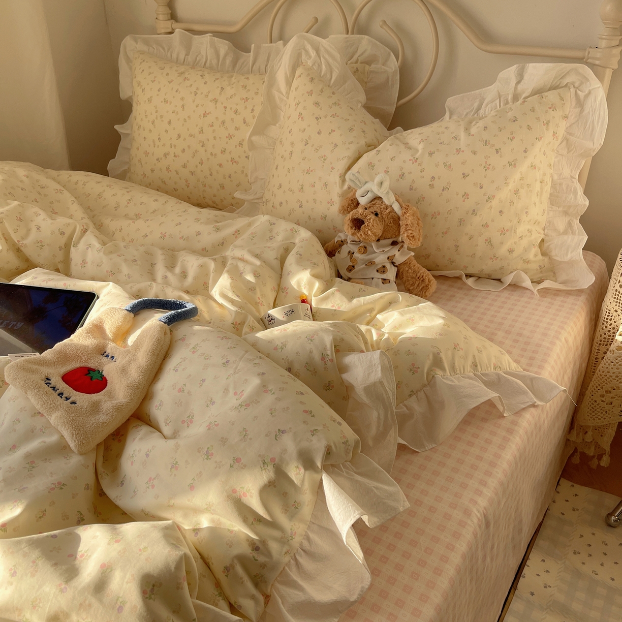 91家纺网 家纺一手货源 找家纺 六巷胡同 2026春夏新款INS博主风韩系小碎花全棉花边款四件套 浅栀