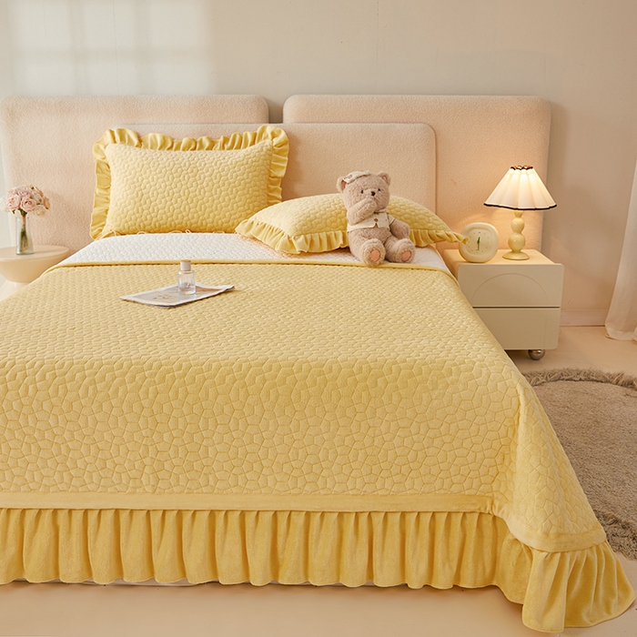 91家纺网 家纺一手货源 找家纺 （总）紫碧螺家纺 2025新款牛奶绒绗绣裙式床盖三件套