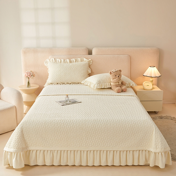 91家纺网 家纺一手货源 找家纺 （总）紫碧螺家纺 2025新款牛奶绒绗绣裙式床盖三件套