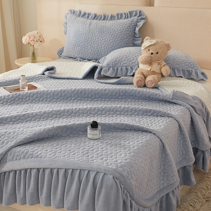 91家纺网 家纺一手货源 找家纺 紫碧螺家纺 2025新款牛奶绒绗绣裙式床盖三件套 银灰