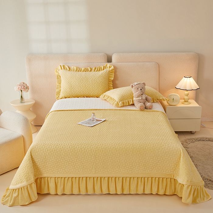 91家纺网 家纺一手货源 找家纺 （总）紫碧螺家纺 2025新款牛奶绒绗绣裙式床盖三件套