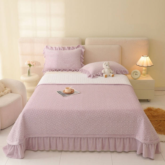 91家纺网 家纺一手货源 找家纺 （总）紫碧螺家纺 2025新款牛奶绒绗绣裙式床盖三件套