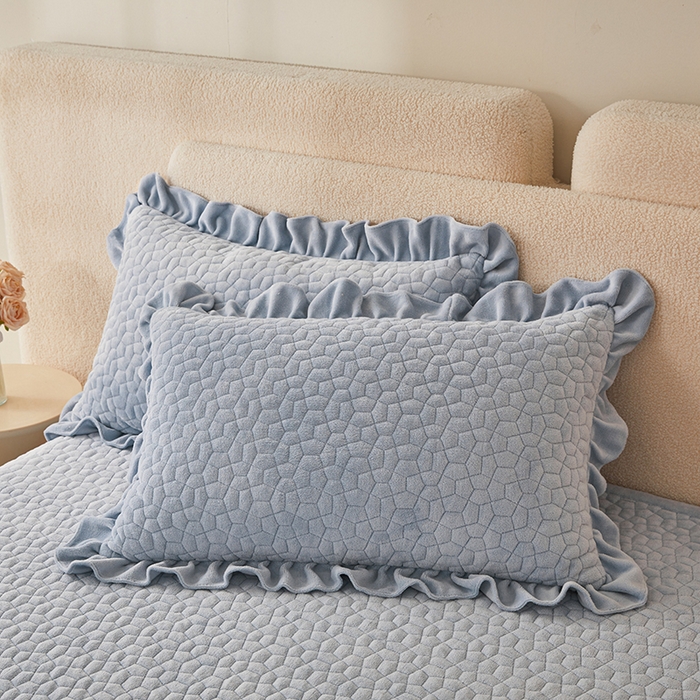 91家纺网 家纺一手货源 找家纺 紫碧螺家纺 2025新款牛奶绒绗绣裙式床盖三件套 银灰