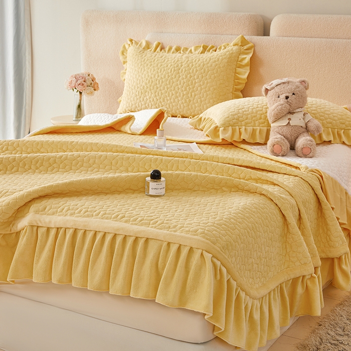 91家纺网 家纺一手货源 找家纺 （总）紫碧螺家纺 2025新款牛奶绒绗绣裙式床盖三件套