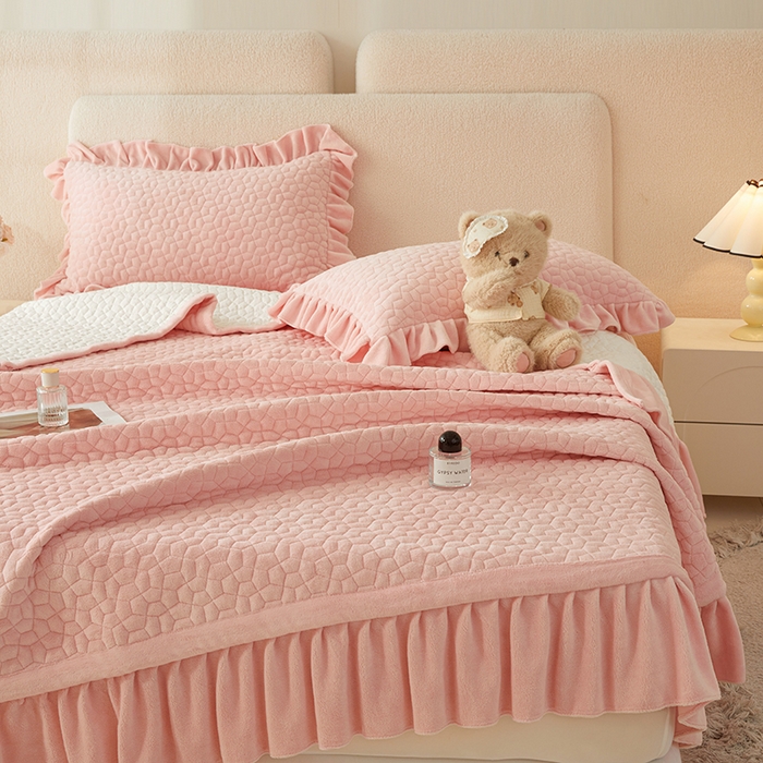 91家纺网 家纺一手货源 找家纺 紫碧螺家纺 2025新款牛奶绒绗绣裙式床盖三件套 粉色