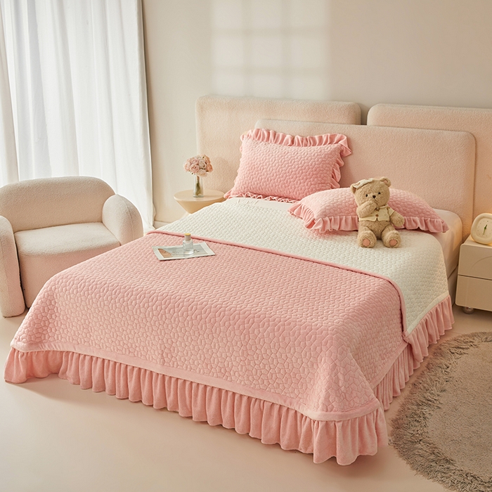 91家纺网 家纺一手货源 找家纺 紫碧螺家纺 2025新款牛奶绒绗绣裙式床盖三件套 粉色