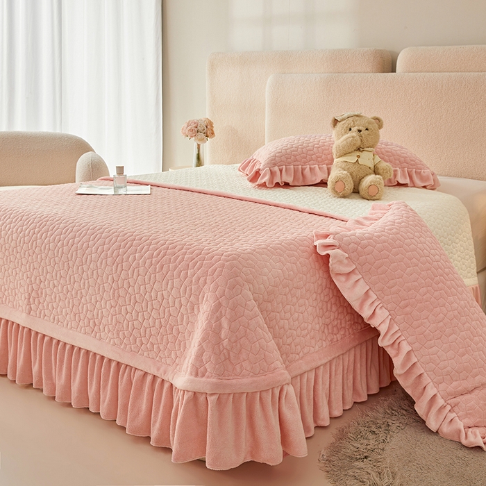 91家纺网 家纺一手货源 找家纺 紫碧螺家纺 2025新款牛奶绒绗绣裙式床盖三件套 粉色