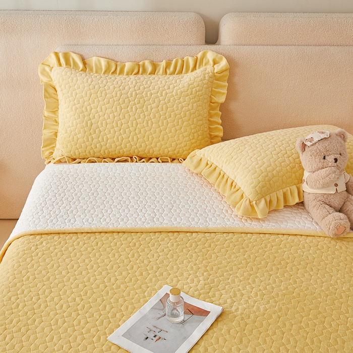 91家纺网 家纺一手货源 找家纺 紫碧螺家纺 2025新款牛奶绒绗绣裙式床盖三件套 暖黄