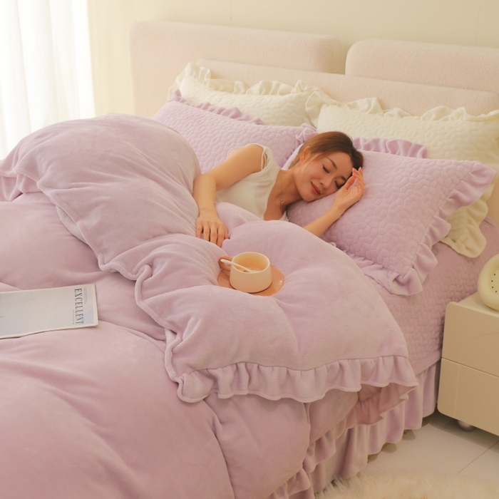 91家纺网 家纺一手货源 找家纺 紫碧螺家纺 2025新款牛奶绒绗绣裙式床盖三件套 浅紫