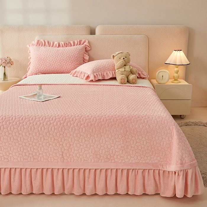 91家纺网 家纺一手货源 找家纺 紫碧螺家纺 2025新款牛奶绒绗绣裙式床盖三件套 粉色