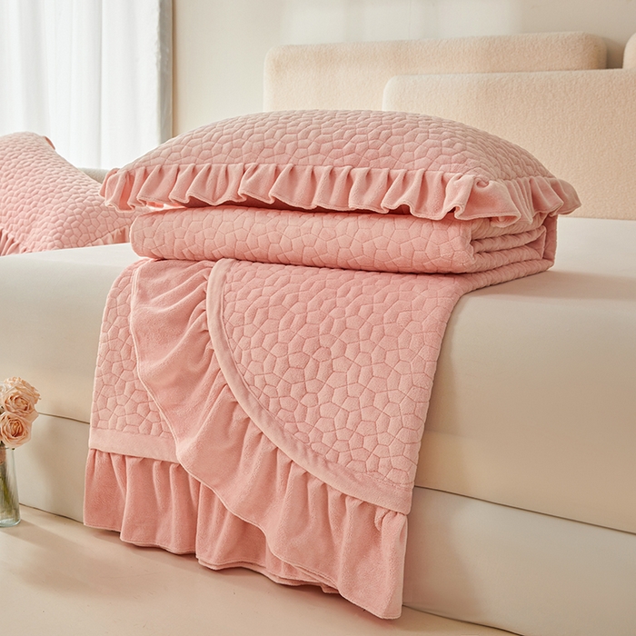 91家纺网 家纺一手货源 找家纺 紫碧螺家纺 2025新款牛奶绒绗绣裙式床盖三件套 粉色