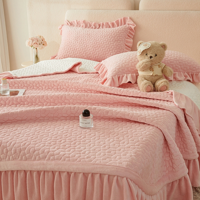 91家纺网 家纺一手货源 找家纺 紫碧螺家纺 2025新款牛奶绒绗绣裙式床盖三件套 粉色