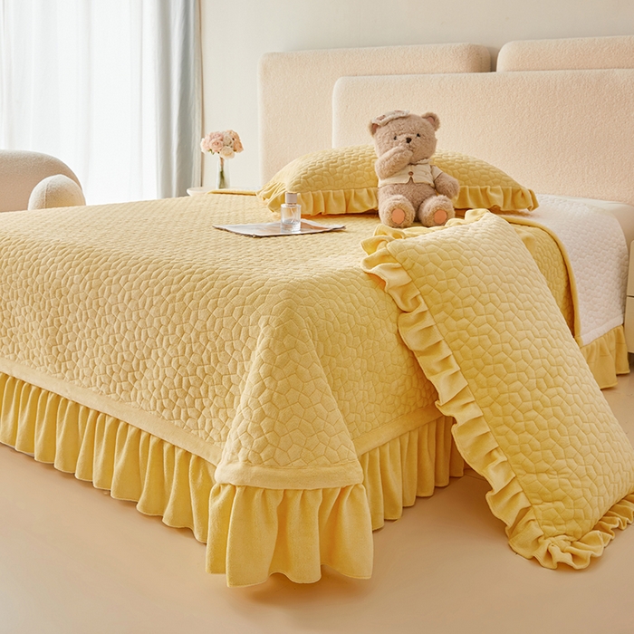 91家纺网 家纺一手货源 找家纺 （总）紫碧螺家纺 2025新款牛奶绒绗绣裙式床盖三件套