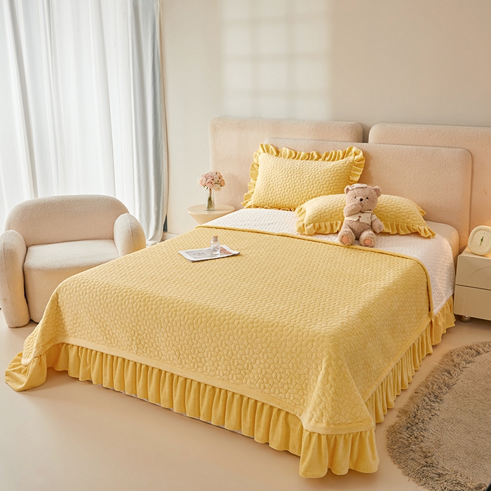 91家纺网 家纺一手货源 找家纺 紫碧螺家纺 2025新款牛奶绒绗绣裙式床盖三件套 暖黄