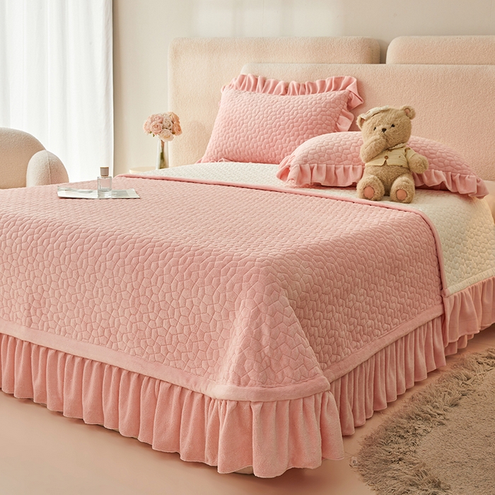 91家纺网 家纺一手货源 找家纺 紫碧螺家纺 2025新款牛奶绒绗绣裙式床盖三件套 粉色