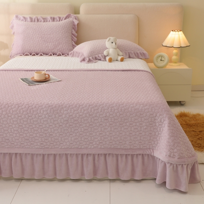 91家纺网 家纺一手货源 找家纺 紫碧螺家纺 2025新款牛奶绒绗绣裙式床盖三件套 浅紫