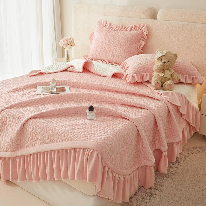 91家纺网 家纺一手货源 找家纺 紫碧螺家纺 2025新款牛奶绒绗绣裙式床盖三件套 粉色