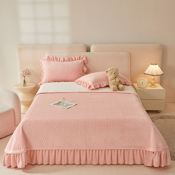 紫碧螺家纺 2025新款牛奶绒绗绣裙式床盖三件套 粉色