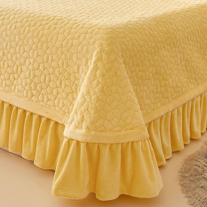 91家纺网 家纺一手货源 找家纺 紫碧螺家纺 2025新款牛奶绒绗绣裙式床盖三件套 暖黄